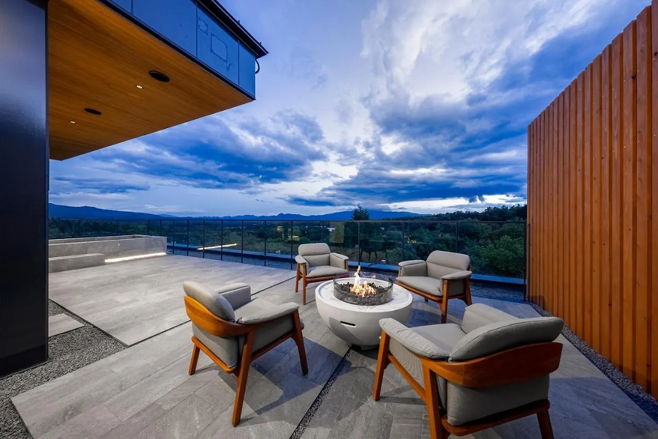 Intuition Niseko Aparthotel 4*,